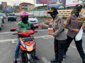 Peringati Hari Kartini, Polwan Polda Lampung Bagikan Takjil